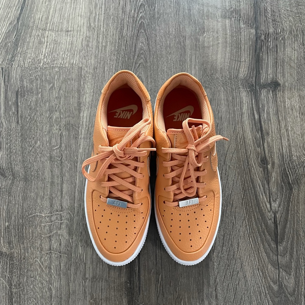 Nike Air Force 1 sage low copper moon.